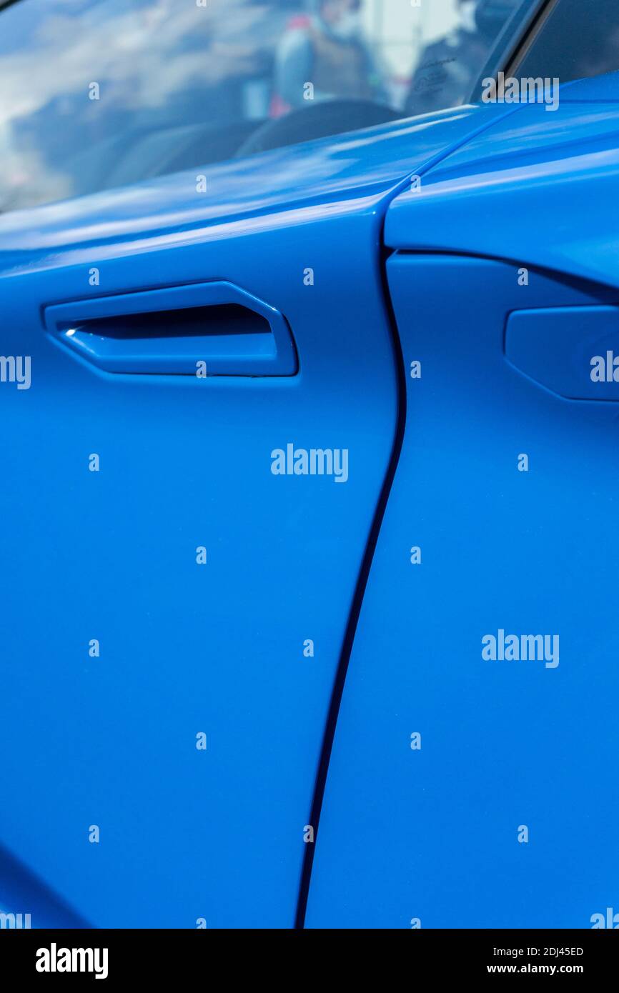 Primo piano della maniglia e del pannello dello sportello sinistro Su un blu le mans Lamborghini Aventador S LP740-4 Foto Stock