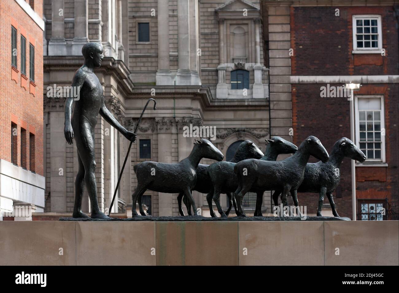 LONDRA, Regno Unito - 03 MAGGIO 2008: Statua di Pastore e pecore (di Elisabeth Frink) in Piazza Paternoster Foto Stock