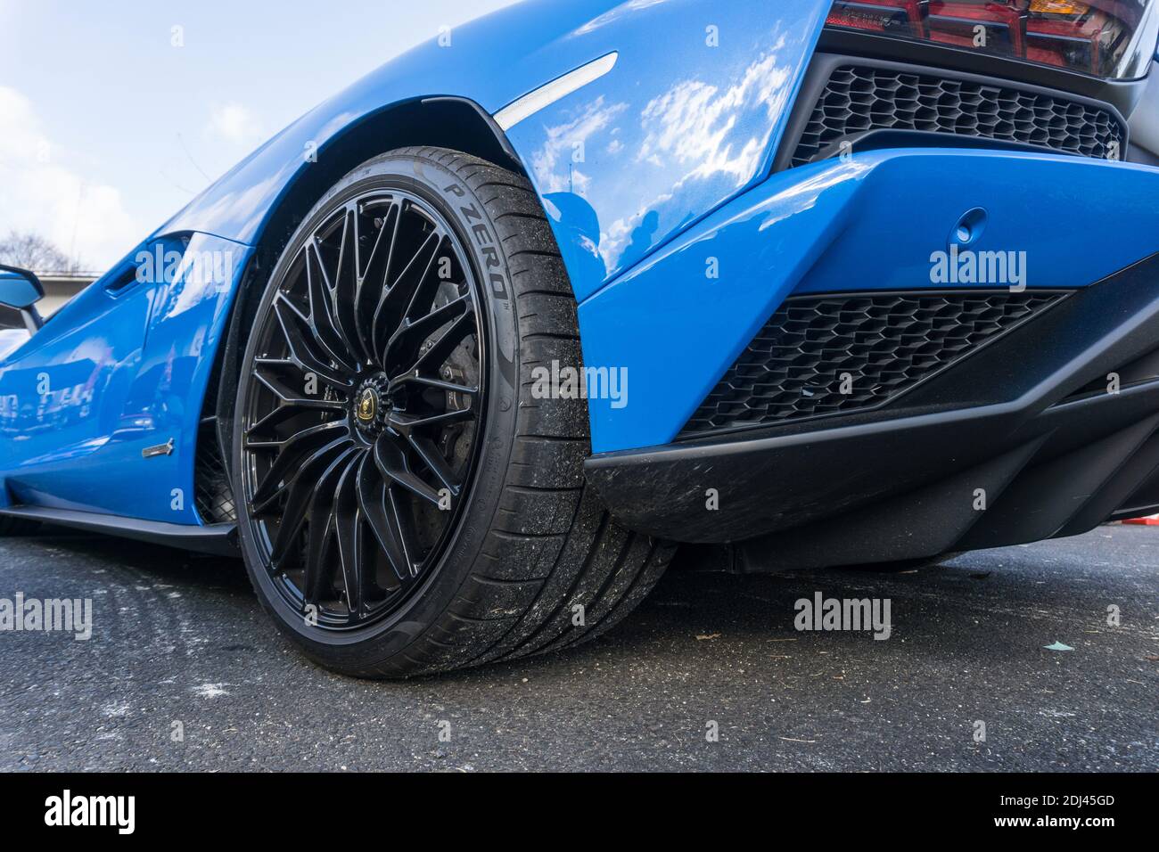 Ruota posteriore Dianthus di una lamborghini lamborghini lp740-4 blu le mans Aventador S con ruota, arco e lato posteriore Foto Stock