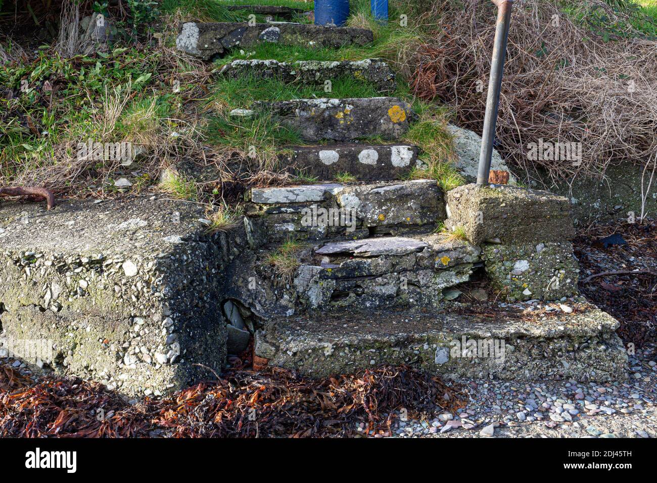 Vecchi scalini di pietra che conducono alla spiaggia, all'isola di Valentia, alla contea di Kerry, Irlanda Foto Stock