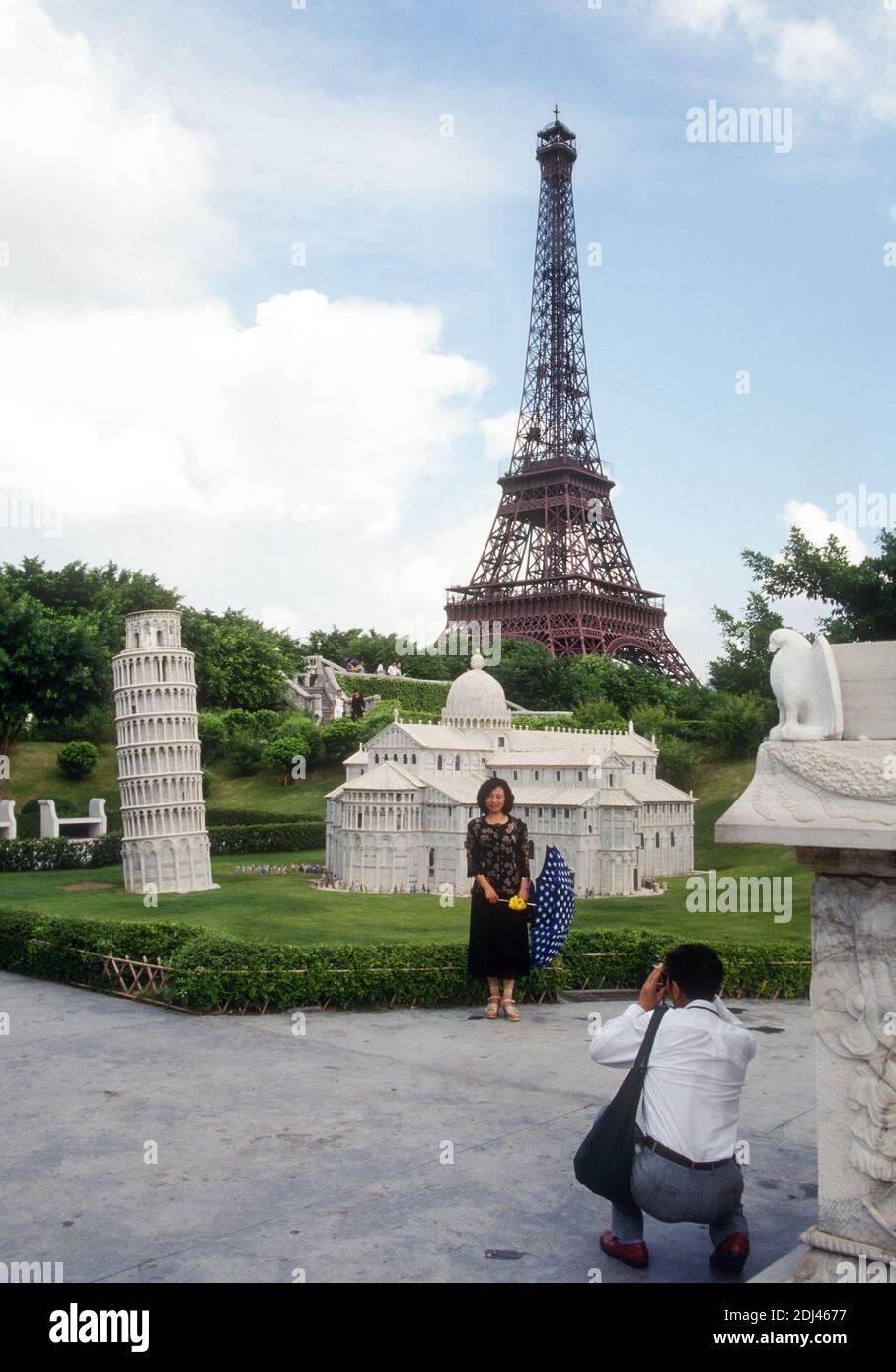 Foto opportunita', replica della Torre Eiffel e altre copie, Parco a tema Window of the World, Shenzhen, Guangdong, Cina, 1995 Foto Stock