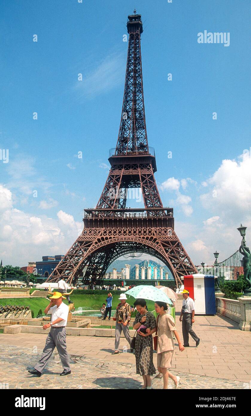 Torre Eiffel replica, Window of the World parco a tema, Shenzhen, Guangdong, Cina, 1995 Foto Stock