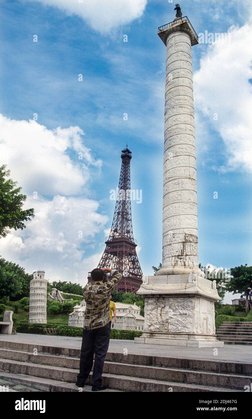 La colonna di Nelson e le repliche della Torre Eiffel, il parco tematico Window of the World, Shenzhen, Guangdong, Cina, 1995 Foto Stock