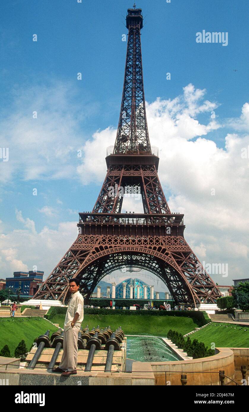 Torre Eiffel replica, Window of the World parco a tema, Shenzhen, Guangdong, Cina, 1995 Foto Stock