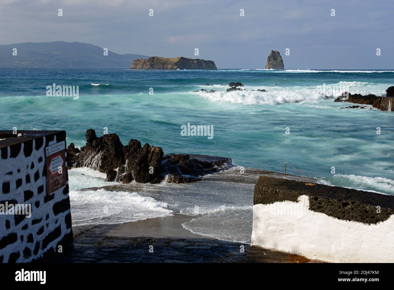 In Wellen, Belgium.Wellen, Areia Funda, Pico, Azoren, Portogallo / Blick auf Isole Deitado und Em Pe Foto Stock