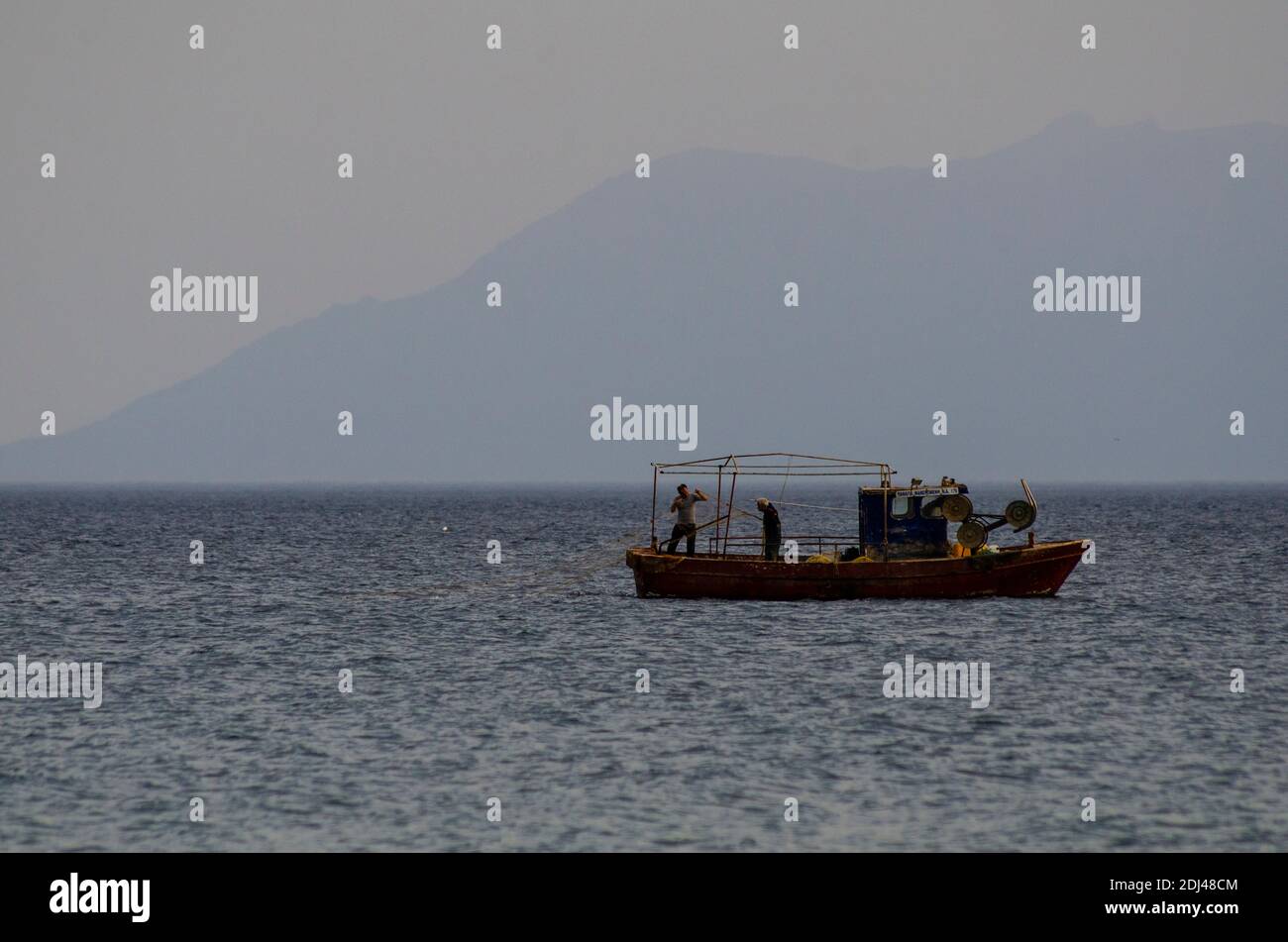 ALEXANDROUPOLI, GRECIA - 19 maggio 2020 - pescatori costieri al lavoro sul Mar Egeo al largo di Alexandroupoli, Evros, Grecia - Foto: Geopix Foto Stock