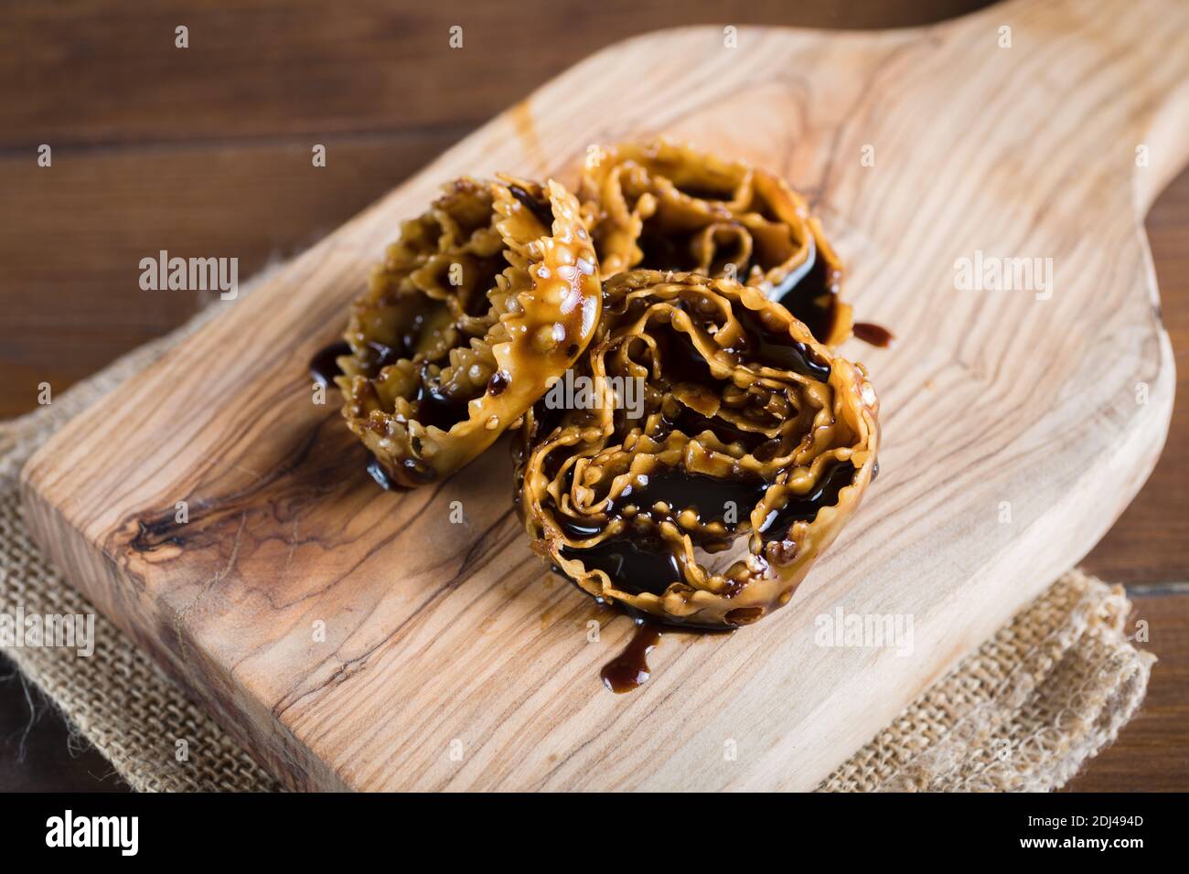 Cartellate, pasticceria tradizionale italiana ripiena di sciroppo di fico Foto Stock