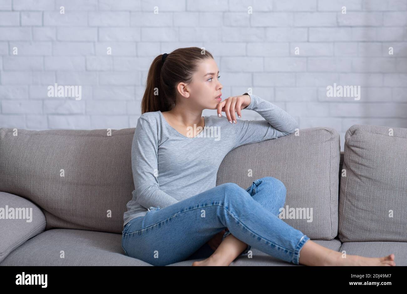 Assistenza sanitaria mentale. Giovane donna depressa che soffre di scurno emotivo sul divano a casa Foto Stock