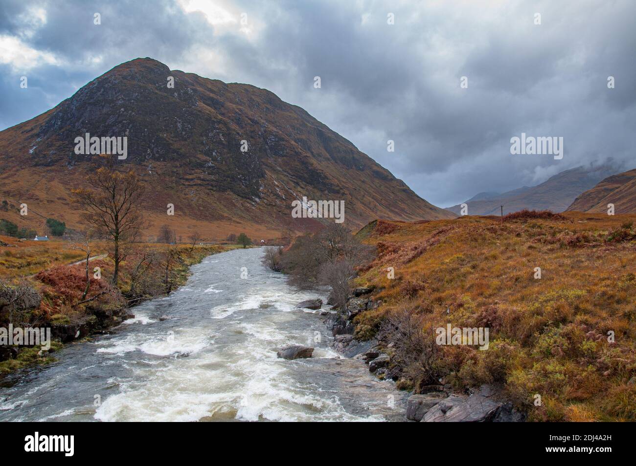 Il fiume Etive attraversa Glen Etive in Le Highlands scozzesi Foto Stock