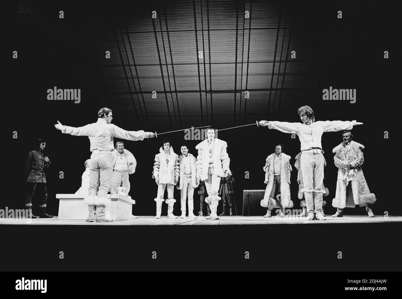Davanti a sinistra: Christopher Gable (Laertes) destra: Alan Howard (Hamlet) guardato da: Terence Taplin (Horatio), David Waller (Claudius), Peter Egan (Osric - centro), Clement McCallin (Cornelius) in FRAZIONE di Shakespeare alla Royal Shakespeare Company (RSC), Royal Shakespeare Theatre, David Bradon, Christopher, Straton-06/1970, London-04 Foto Stock