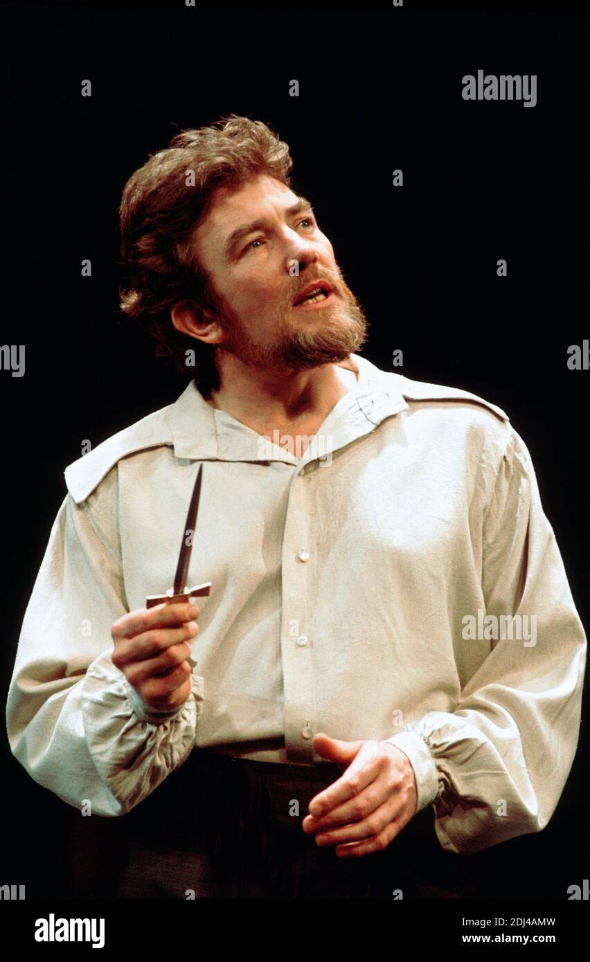 Albert Finney (Hamlet) in FRAZIONE di Shakespeare al Teatro Nazionale (NT), The Old Vic, Londra SE1 10/12/1975 musica: Harrison Birtwistle design: John Bury illuminazione: David Hersey combatte: William Hobbs regista: Peter Hall Foto Stock