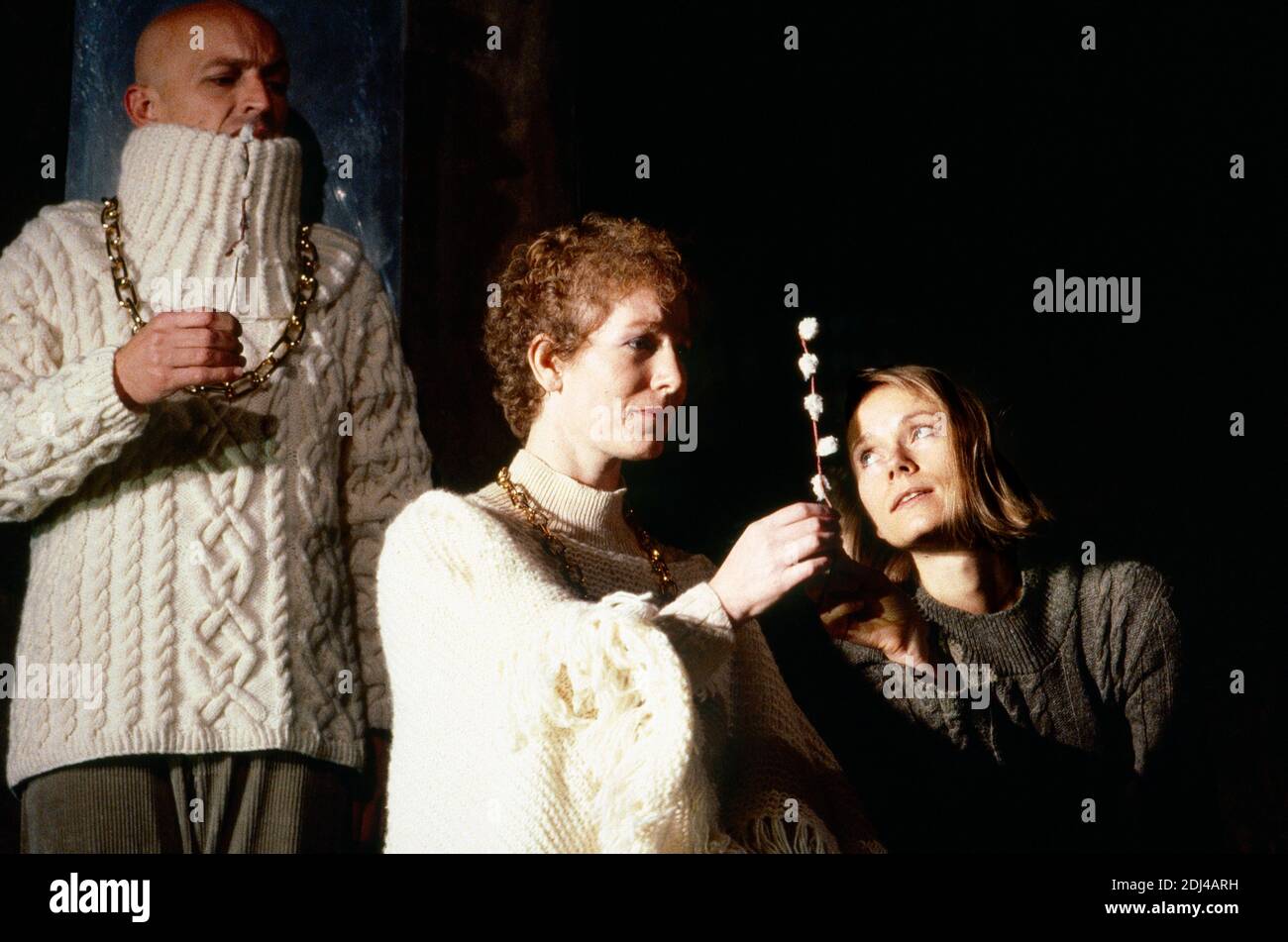 l-r: Andrew Jarvis (Claudius), Anne White (Gertrude), Veronica Smart (Ophelia) IN FRAZIONE di Shakespeare all'Haymarket Theatre Leicester, Inghilterra 19/09/1989 progettazione internazionale di produzione itinerante: David Borowsky illuminazione: Krystof Kozlowski coreografia: Chiang Ching regista: Yuri Lyubimov Foto Stock