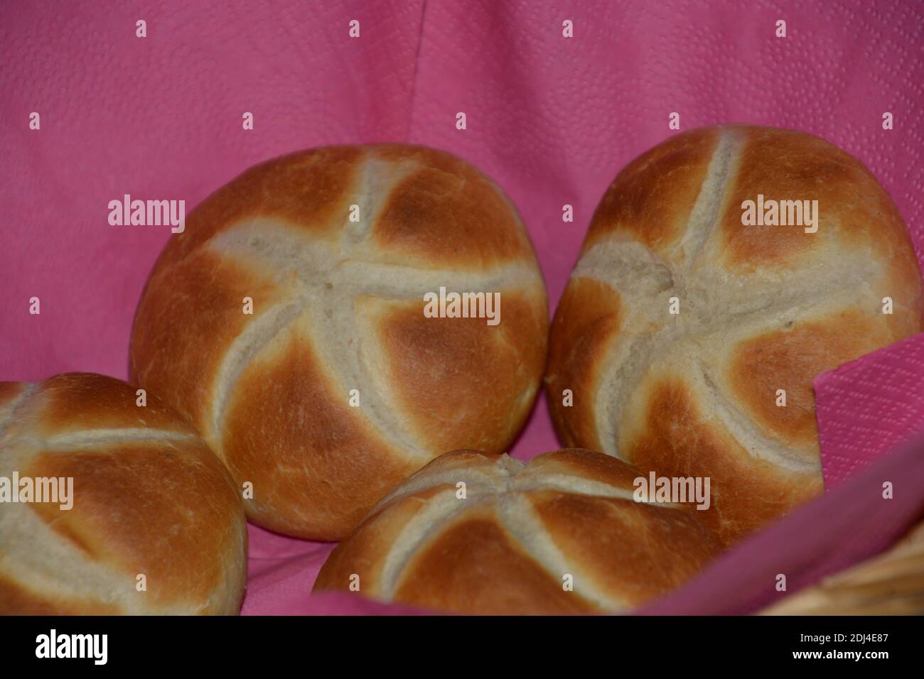 panini dorati per la colazione su tovaglioli vegetariani Foto Stock