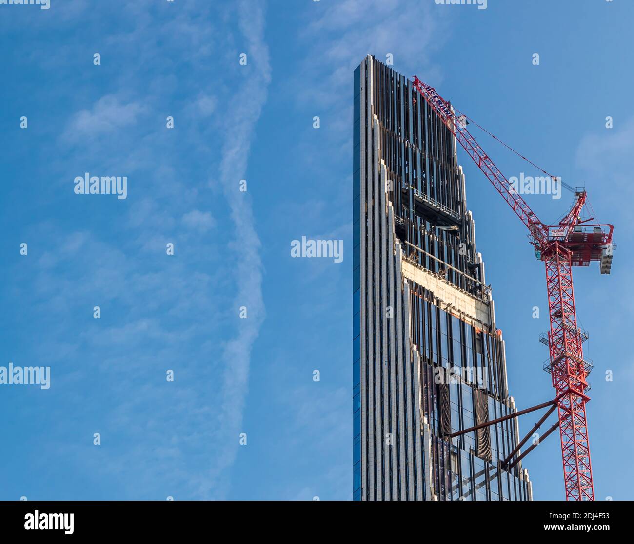 Porzione superiore della 111 West 57th Street e una torre Gru a New York Foto Stock