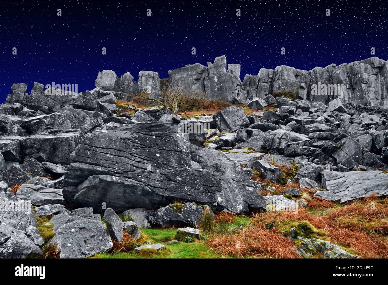 Qui è mostrato un campo di roccia a Dyffryn Mymbyr nel Parco Nazionale di Snowdonia. Il cielo notturno è stato aggiunto. Foto Stock