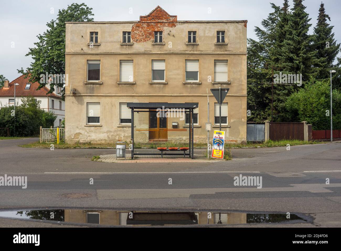 Una fermata dell'autobus di fronte ad un edificio vuoto nel centro di Welzow, Germania 2020. Foto Stock