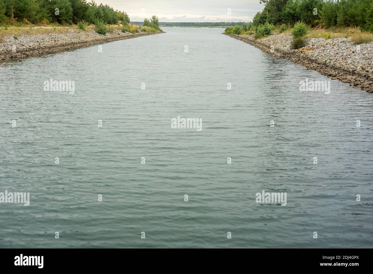 Il canale di giunzione tra Sedlitzer See e Geierswalder See a Lusazia, Germania 2020. Foto Stock