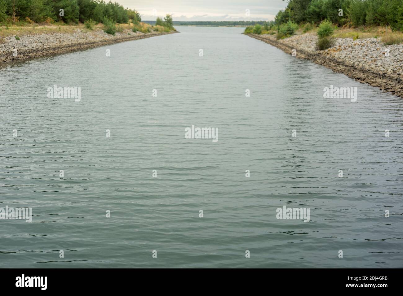 Il canale di giunzione tra Sedlitzer See e Geierswalder See a Lusazia, Germania 2020. Foto Stock