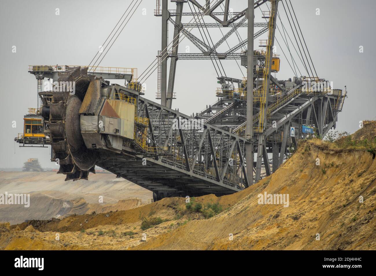 Macchine minerarie nella miniera a cielo aperto Welzow-Süd di Lusazia, Germania 2020. Foto Stock
