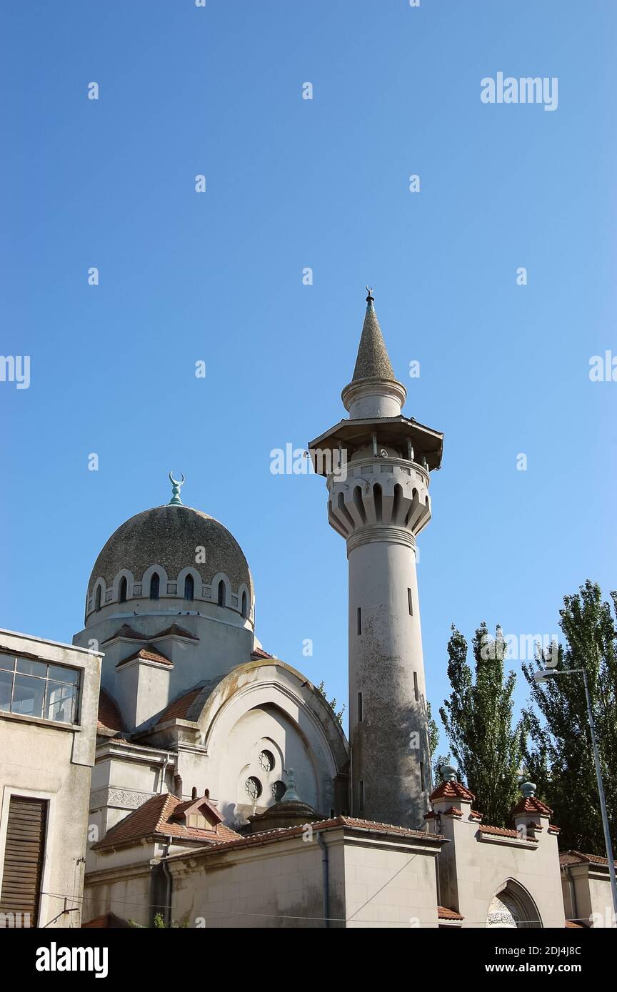 Vista della vecchia moschea nella città di Costanza sulla costa del Mar Nero della Romania. Foto Stock