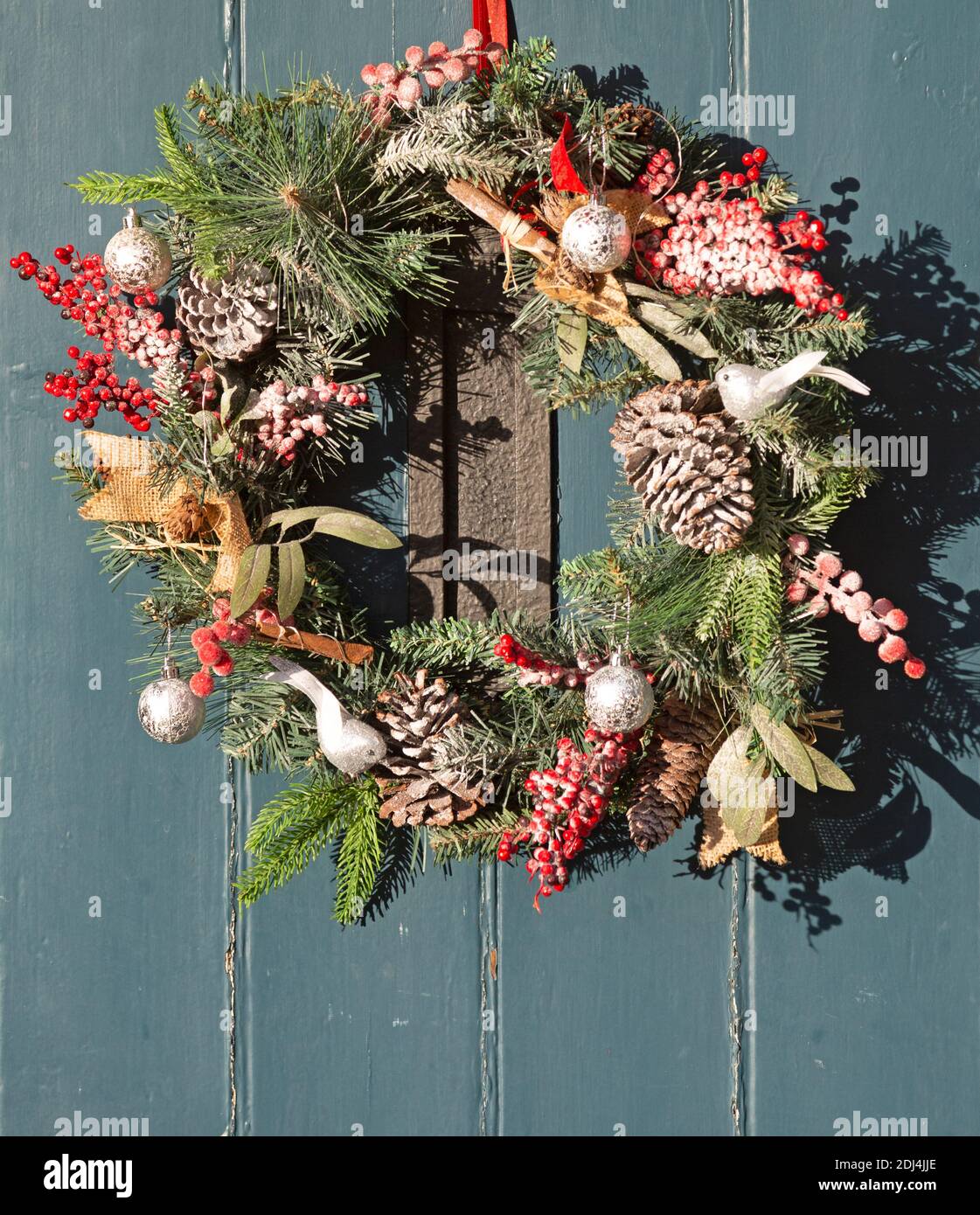Decorazione wreath di Natale appeso sulla porta anteriore della casa, Regno Unito Foto Stock