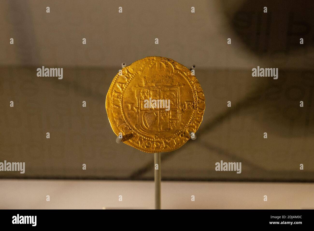 Primo piano di una moneta d'oro inversa James 1st Unite 1615-16, National Civil War Center, Newark Museum, Newark, Notts, Regno Unito. Foto Stock