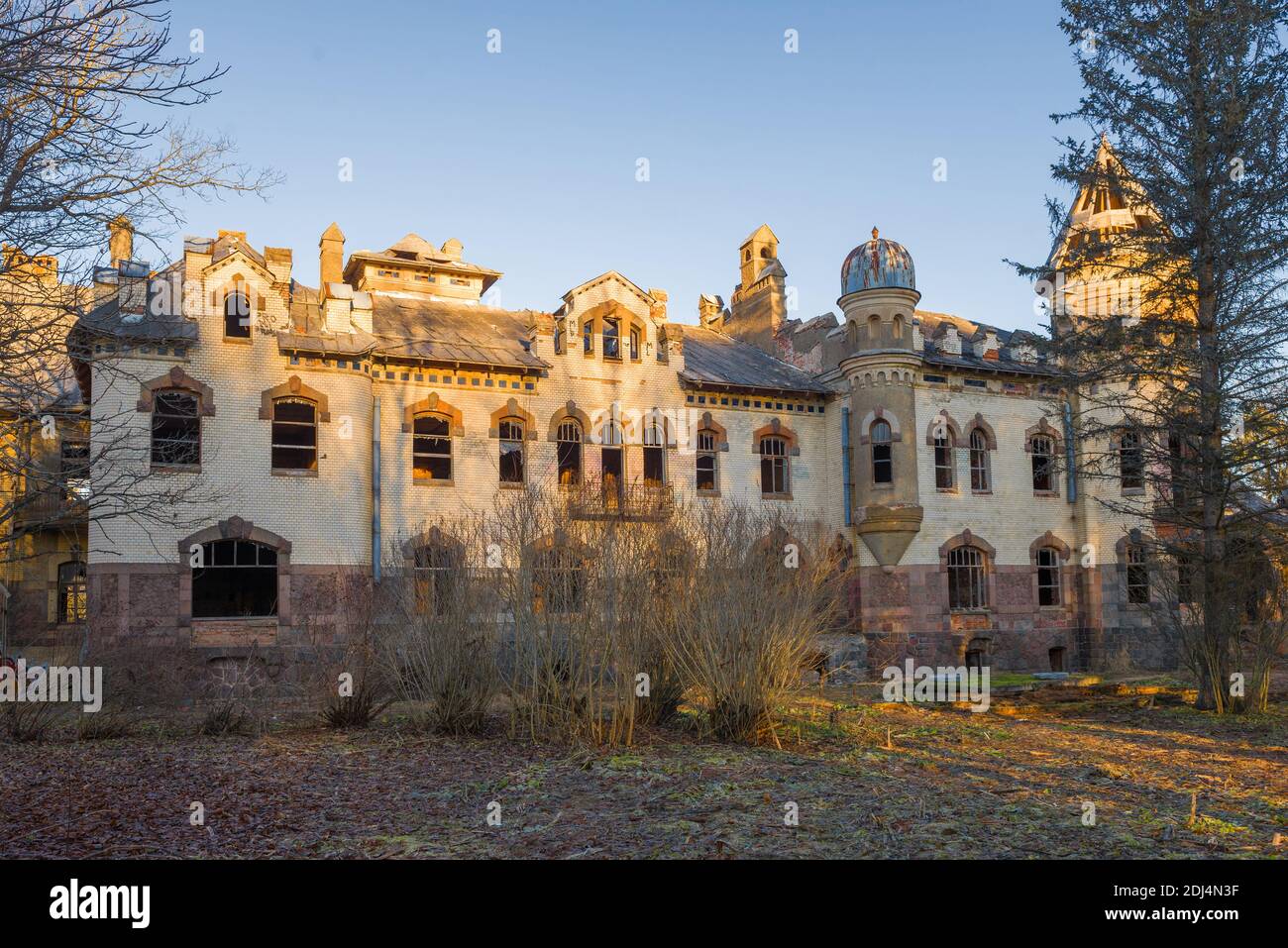 Vista della casa principale abbandonata della vecchia tenuta di Eliseevs (1912) nel villaggio di Belogorka in anticipo. Regione di Leningrad, Russia Foto Stock