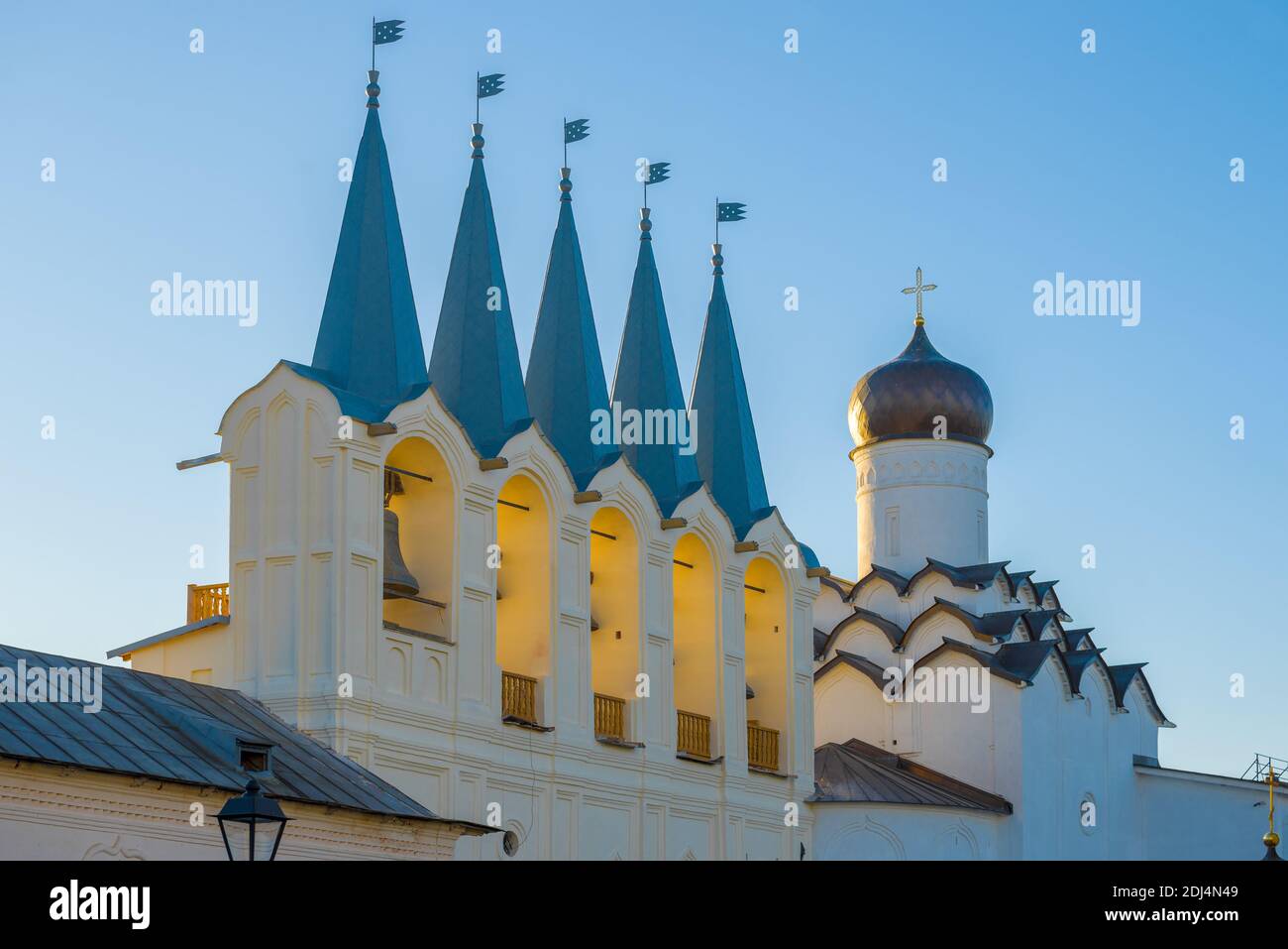 Il vecchio campanile del monastero dell'Assunzione di Tikhvin si chiude in una serata soleggiata. Regione di Leningrad, Russia Foto Stock