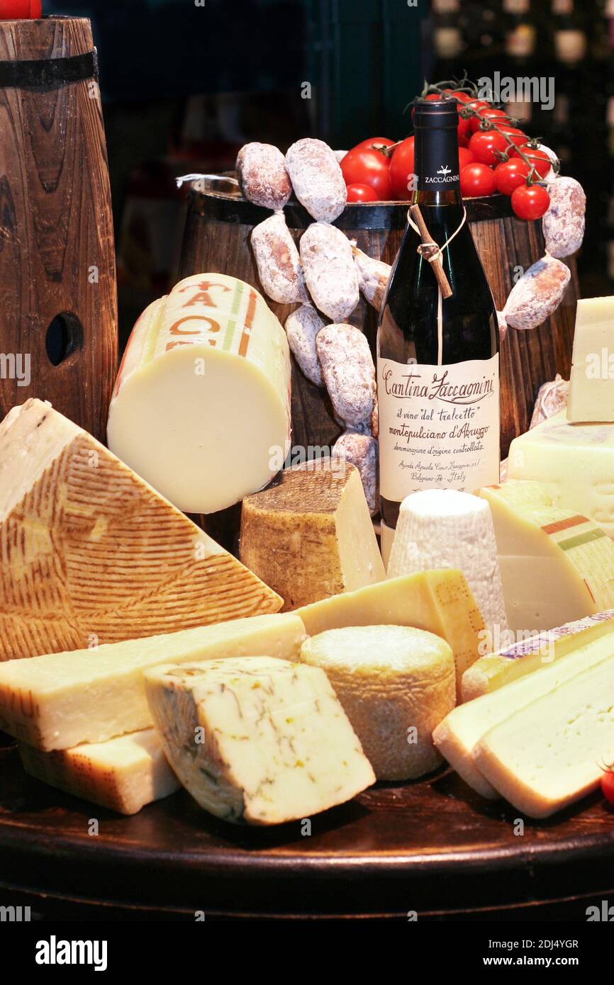 belle photographie d'un grande assortimento di fromages italiens pour illustrer un article sur l'Italie ou une recette d'un magazine ou diario d'un Foto Stock