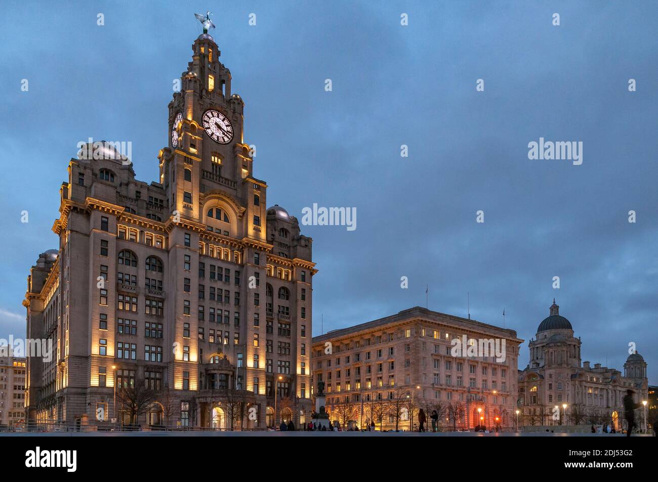Edificio Royal Liver sul lungomare di Liverpool in prima serata con lihts che inizia a mostrare. Foto Stock