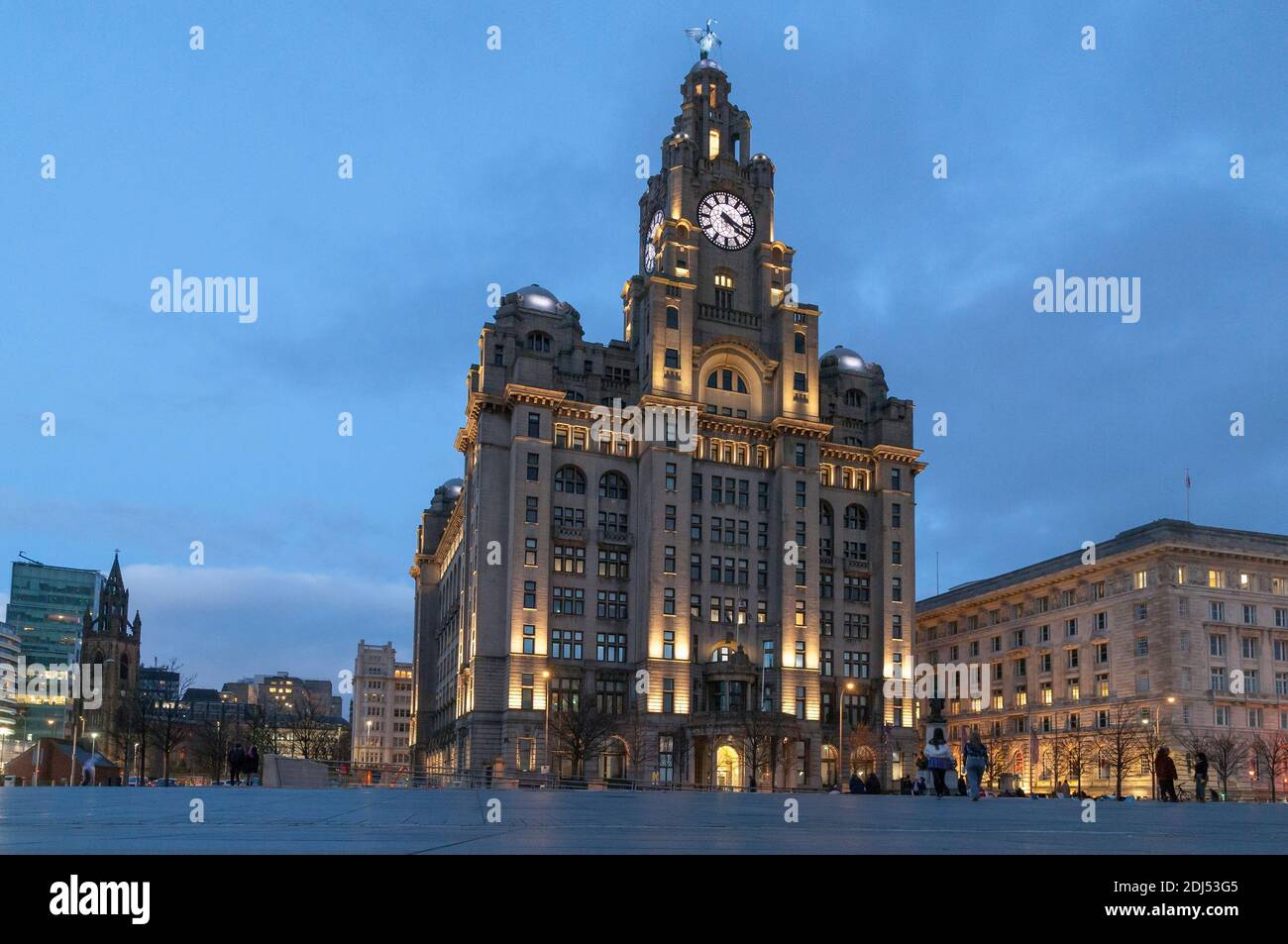 Edificio Royal Liver sul lungomare di Liverpool in prima serata con lihts che inizia a mostrare. Foto Stock