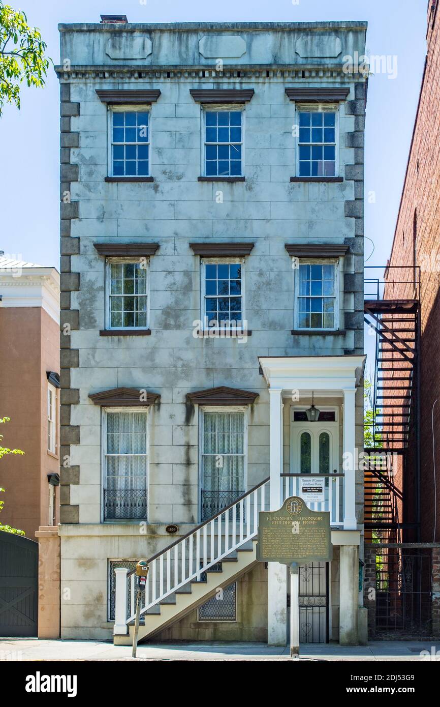 Savannah, GA / USA - 18 aprile 2016: Casa d'infanzia di Flannery o'Connor su Lafayette Square a Savannah, il famoso quartiere storico della Georgia. Foto Stock