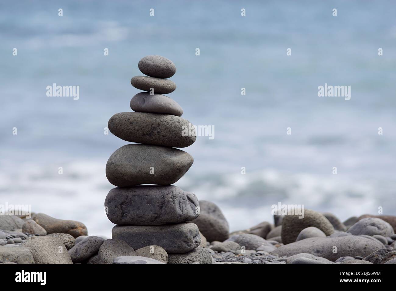 pila di pietra, torre o piramide di pietre sulla spiaggia, equilibrio Foto Stock
