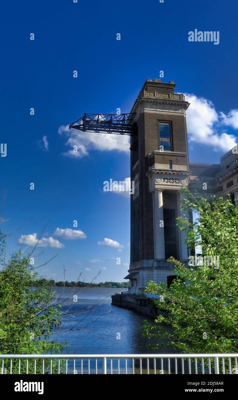 Torre di carbone della storica centrale elettrica di Chester Waterside costruita nel 1916. Foto Stock