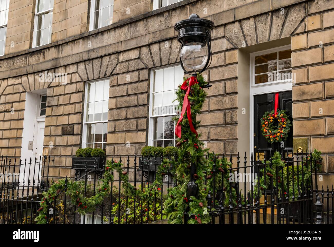 Corona di Natale decorativa e ghirlanda sulla residenza georgiana con lampo, Edimburgo New Town, Scozia, Regno Unito Foto Stock