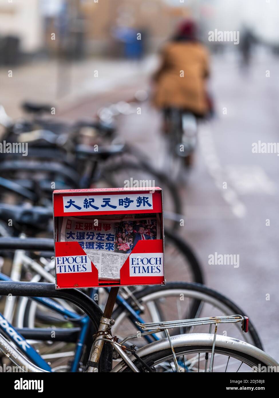 Distribuzione gratuita del giornale Epoch Times a Cambridge UK - giornale in lingua cinese libero di proprietà del nuovo movimento religioso Falun Gong. Foto Stock