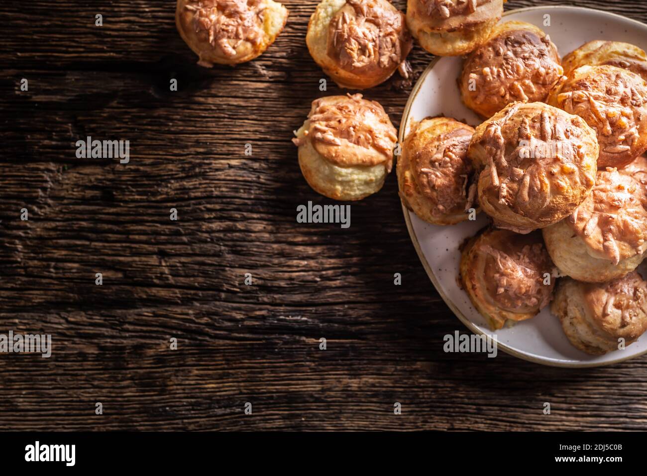 Vista dall'alto di panini caldi e croccanti chiamati pogaca su un legno rustico. Foto Stock