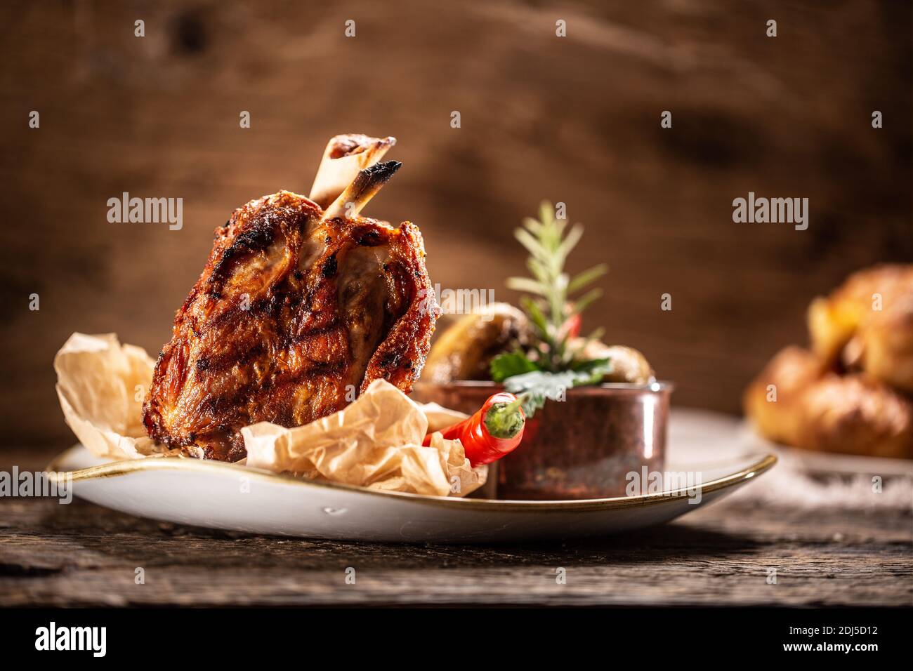 Prosciutto di maiale tedesco hock o Schweinshaxe serviti in un ristorante rustico. Foto Stock