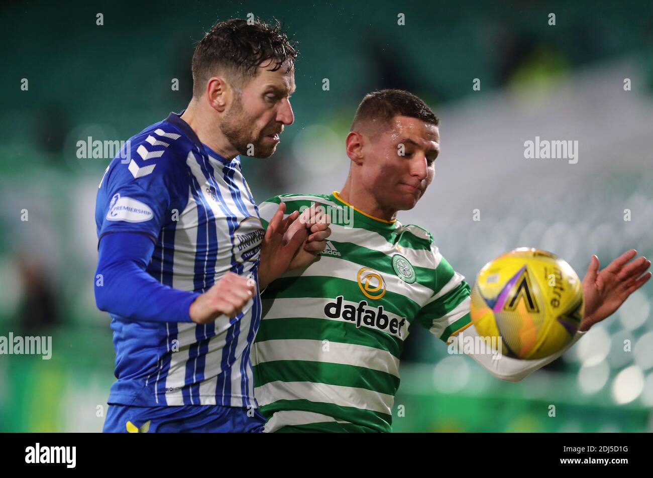 Kilmarnock's Kirk Broadfoot (a sinistra) e la battaglia di Pattyk Klimala di Celtic per la palla durante la partita di premiership Scozzese al Celtic Park, Glasgow. Foto Stock