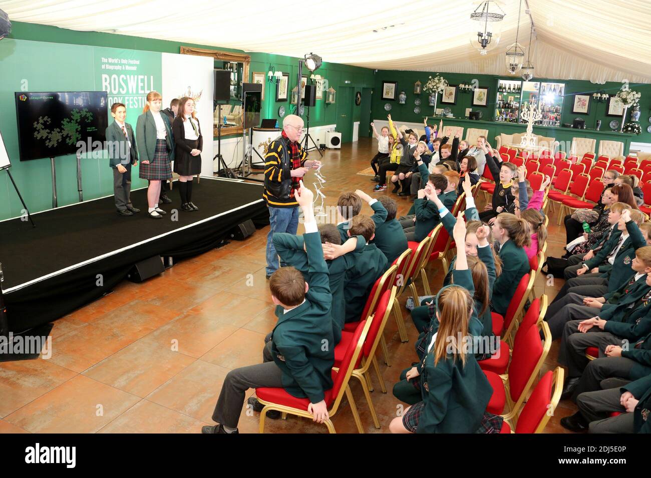 The Boswell Book Fetival, Dumfries House East Ayrshire, Scozia, Regno Unito. L'unico festival mondiale di Biografia e memorie. Scolari studenti che interagiscono con autori e presentazioni sul palco Foto Stock