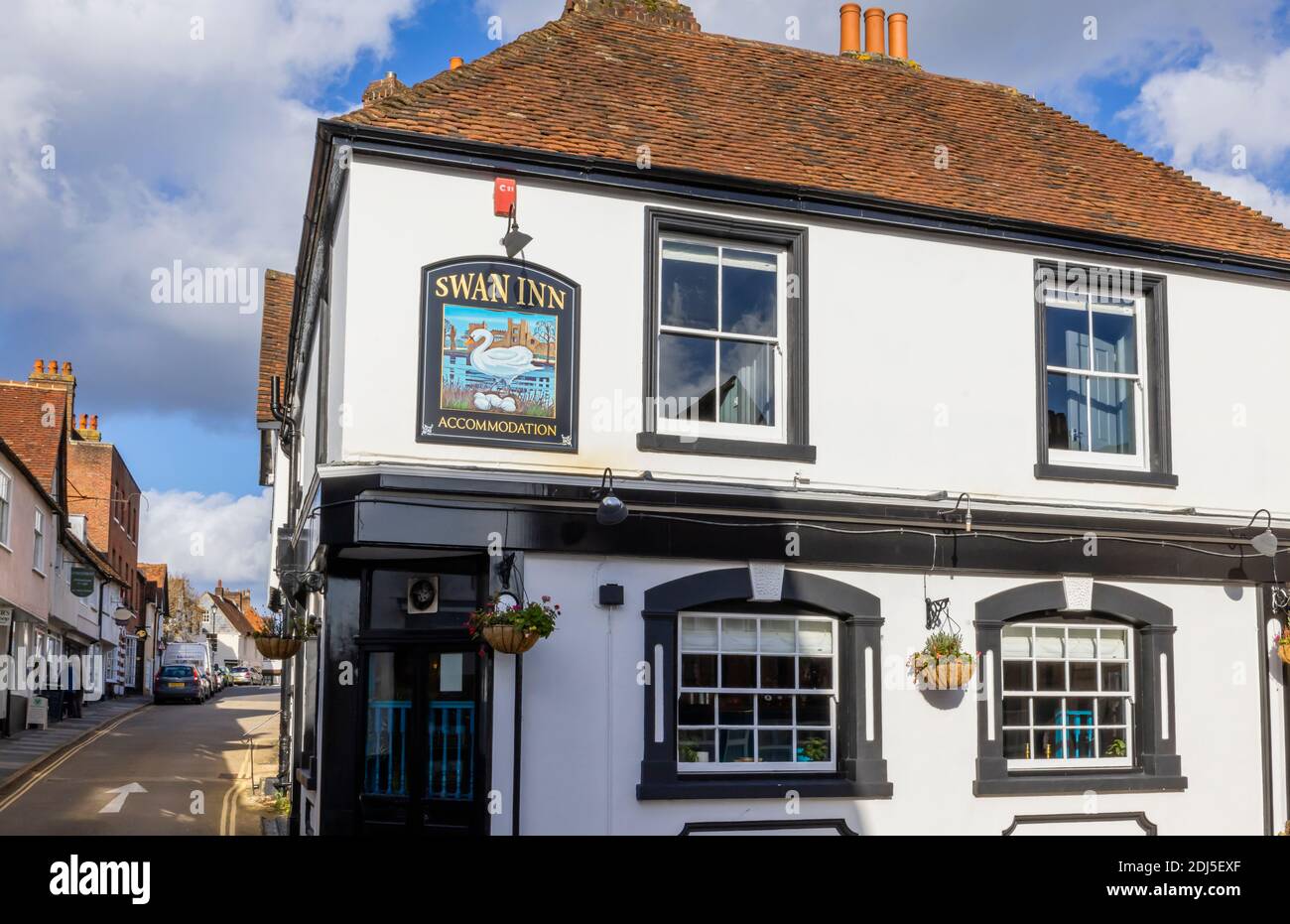 The Swan Inn, un pub Harvey's Brewery in Red Lion Street, vicino a West Street e Church Hill, Midhurst, una graziosa cittadina nel West Sussex Foto Stock