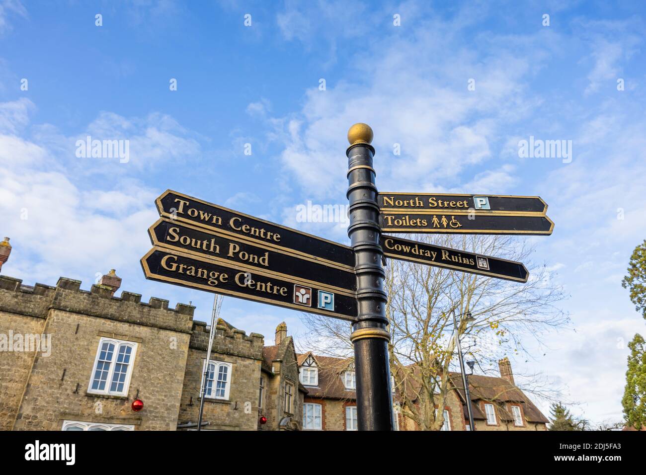Fingerpost in High Street, il centro della città di Midhurst, West Sussex, che indica le attrazioni locali e luoghi di interesse Foto Stock