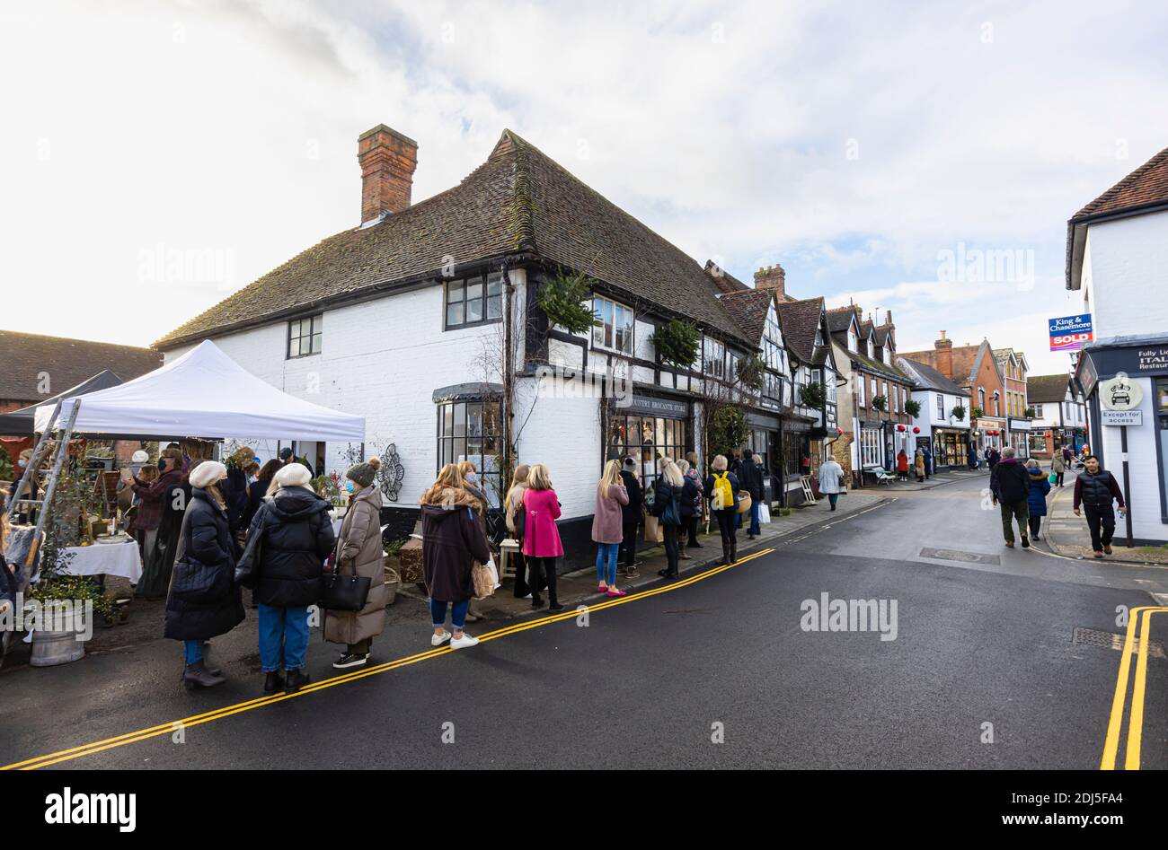 I clienti si accodano al di fuori del Country Brocante Store, un famoso negozio di antiquariato a West Street, Midhurst, West Sussex, non a distanza sociale Foto Stock