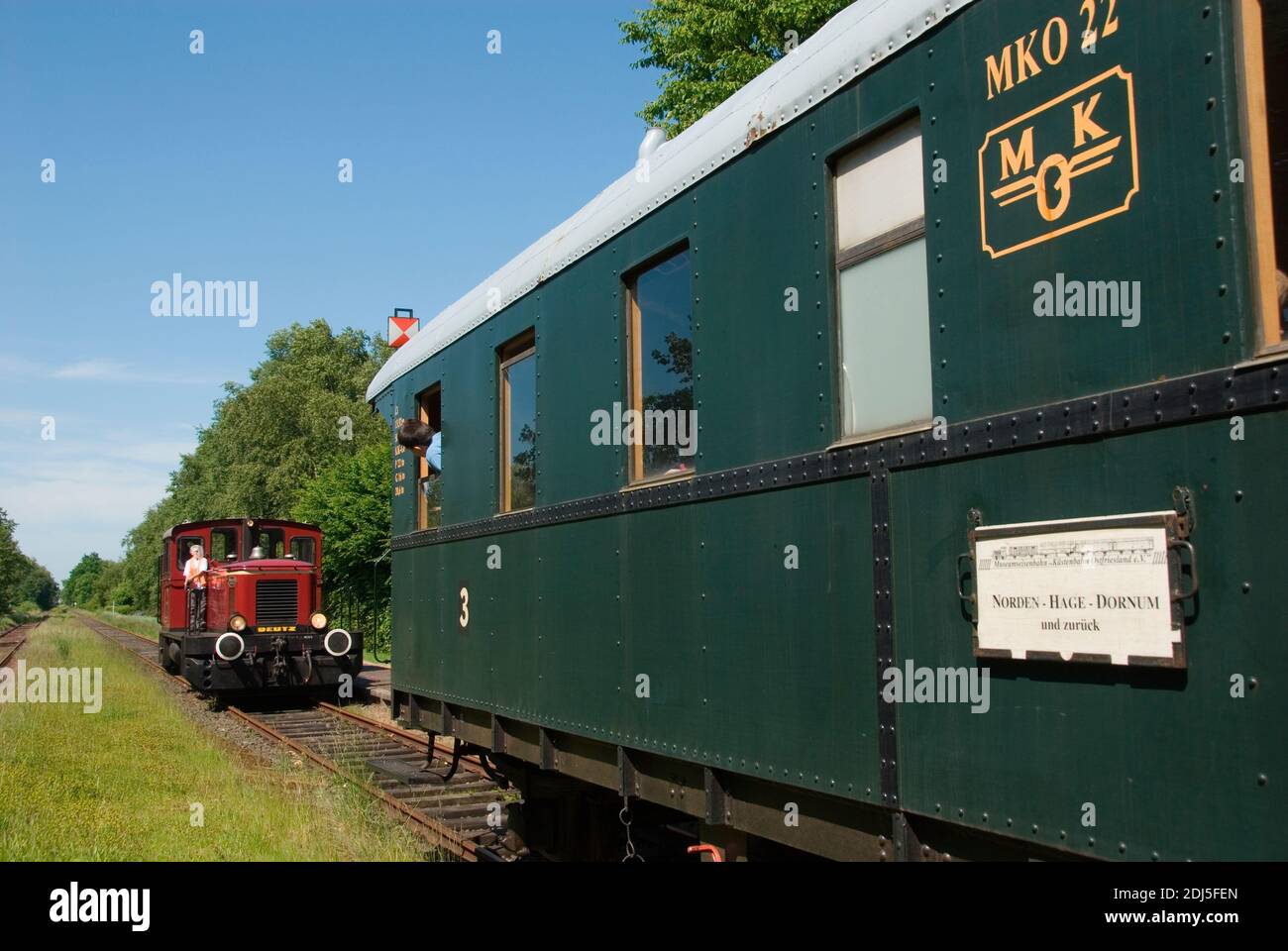 Deutschland, Niedersachsen, Ostfriesland, Dornum, Eisenbahn, Lok, Anhaenger, Anhaenger, Museumsbahn, Foto Stock
