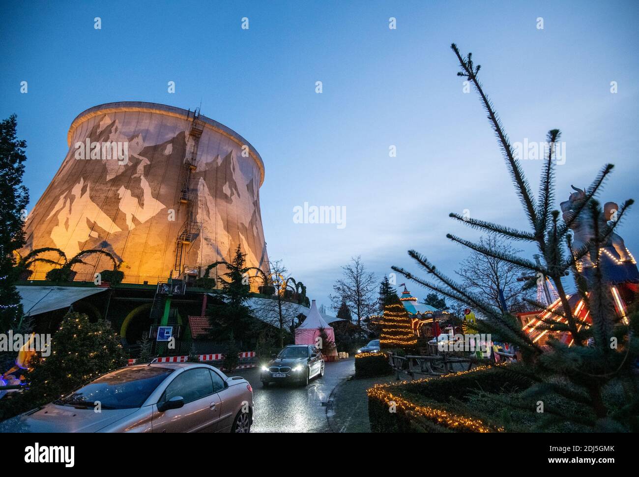 Kalkar, Germania. 13 Dicembre 2020. Le auto guidano al crepuscolo attraverso una parte del 'Winter Wunderland Drive-in' a Wunderland Kalkar. Il parco divertimenti ha aperto un mercatino di Natale Drive-in nel 10.12.2020. In auto, i visitatori possono raggiungere diverse stazioni di Natale nel parco senza contatto. Credit: Caroline Seidel/dpa/Alamy Live News Foto Stock