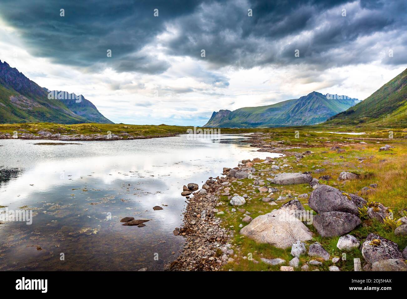 Lofoten Summer Landscape .Lofoten è un arcipelago della contea di Nordland, in Norvegia. È conosciuta per un paesaggio caratteristico con montagne spettacolari Foto Stock