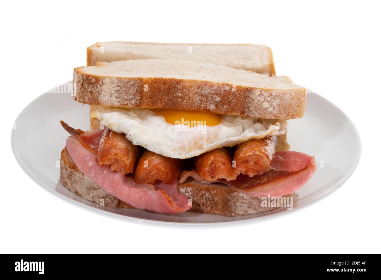Un sandwich di salsiccia alla griglia e pancetta con un uovo fritto - sfondo bianco Foto Stock
