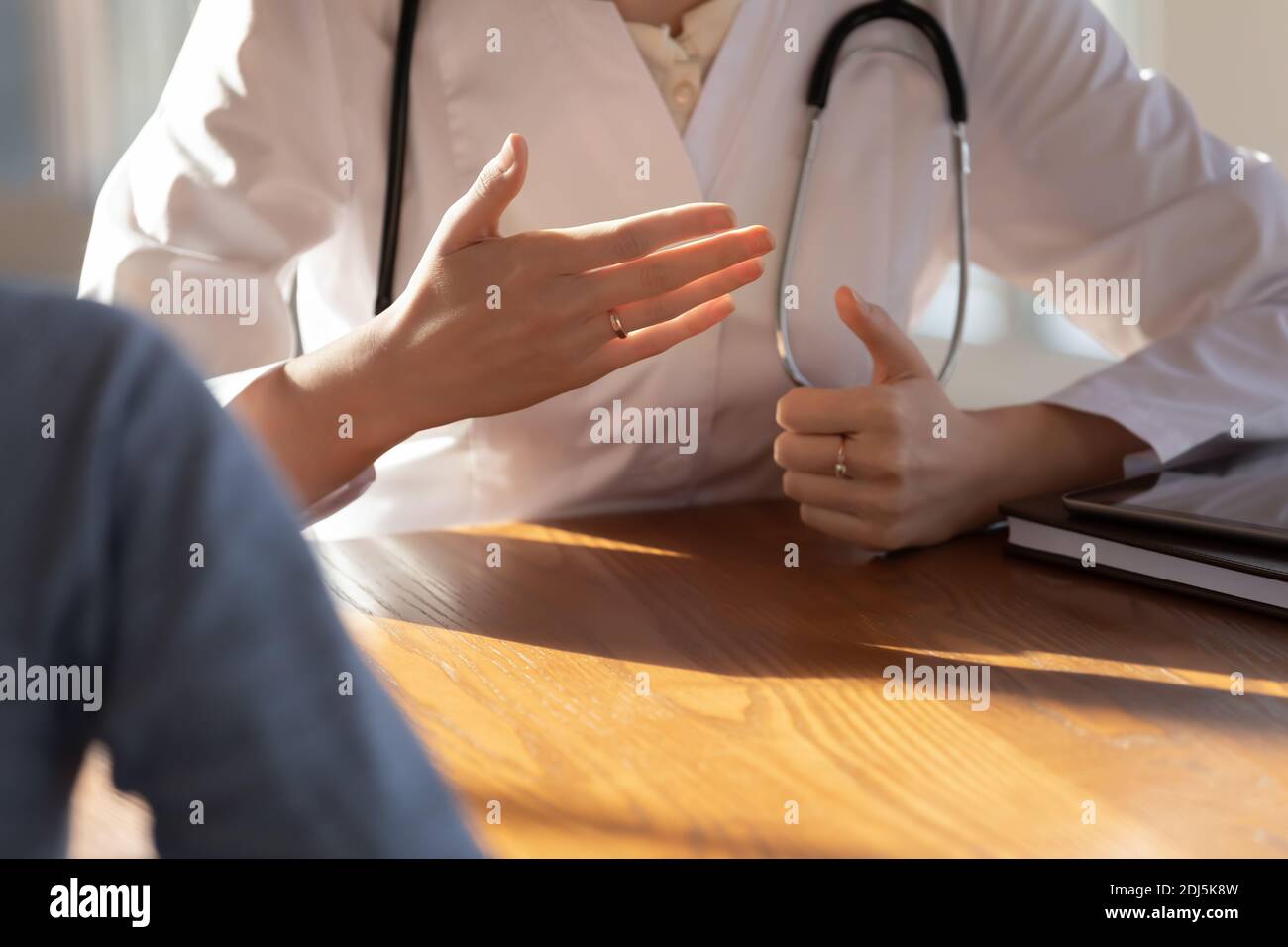 Primo piano del medico femminile hanno consultazione con il paziente Foto Stock