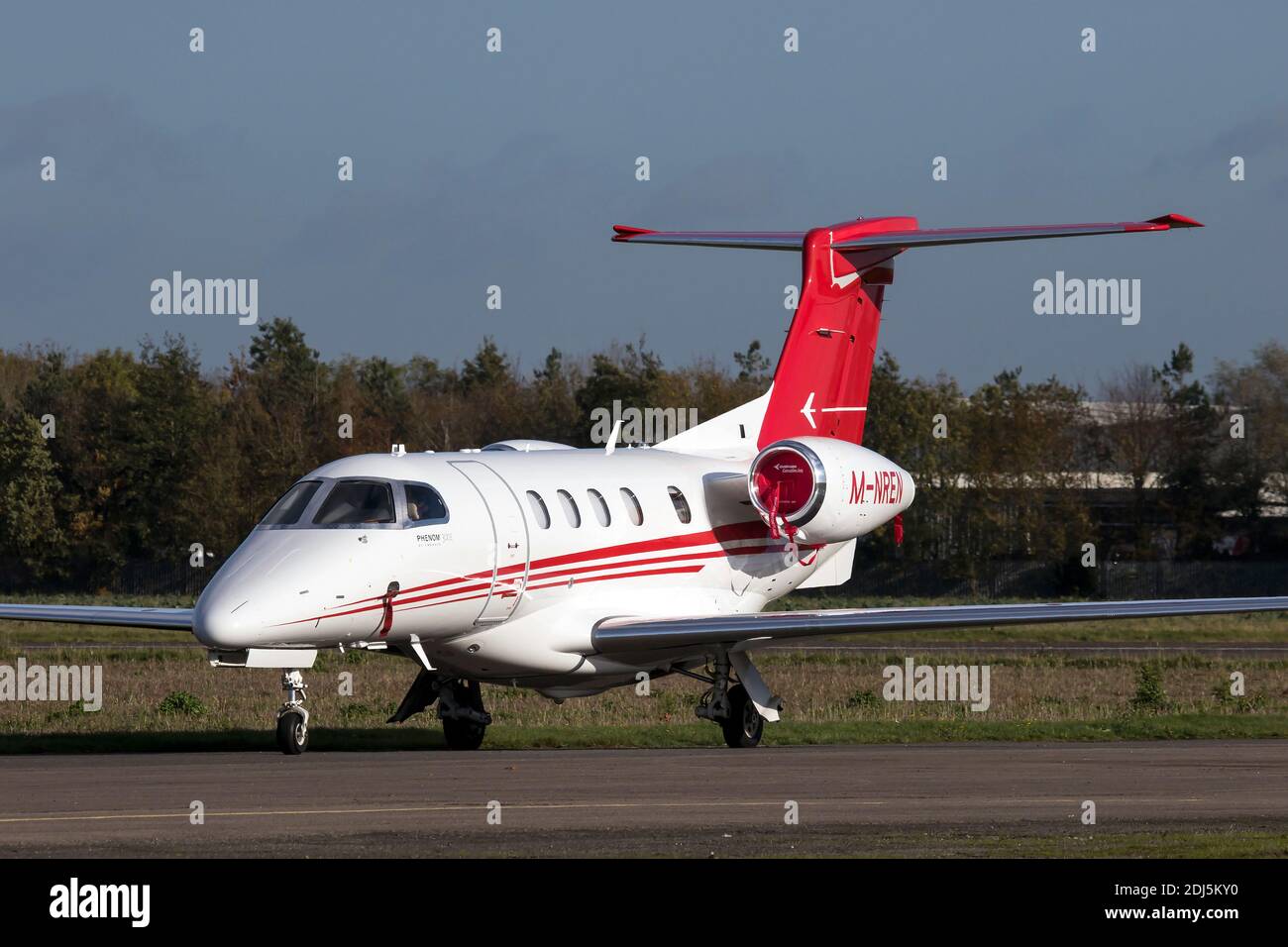 M-NREN Embraer EMB-505 Phenom 300 della Cross Aviation Limited AT Wellesbourne Mountford Airfield novembre 2020 Foto Stock
