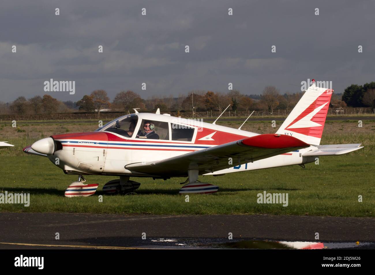 G-AVBT Piper PA-28 Cherokee Arrow II di Gear-Up Aviation Ltd A Wellesbourne Mountford Airfield novembre 2020 Foto Stock